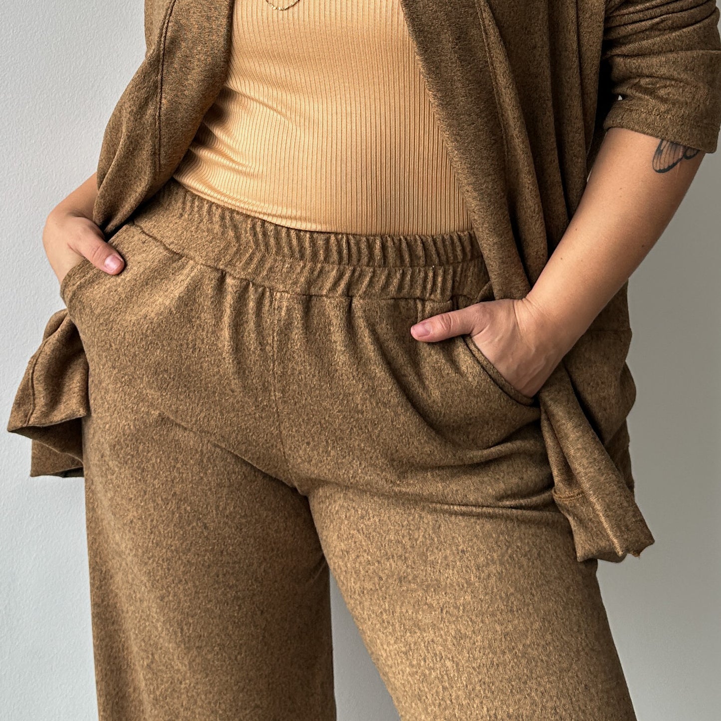 CONJUNTO ARIANA CAMEL JASPEADO